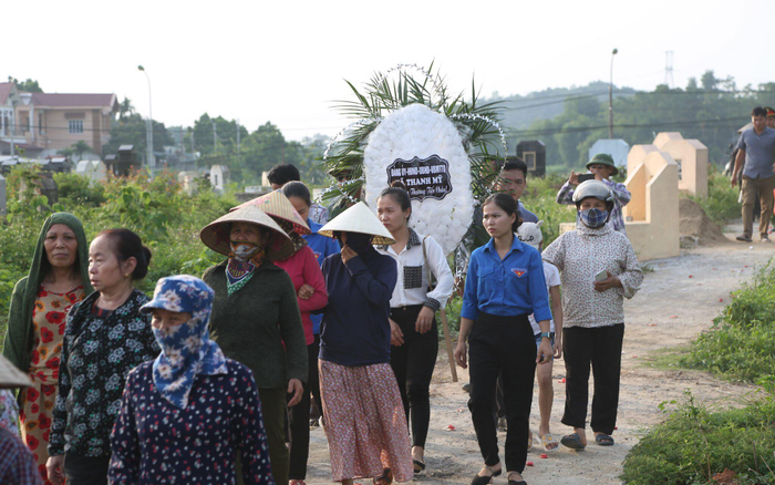 Rơi nước mắt đám tang lặng lẽ của bé trai bị mẹ bỏ rơi xuống hố gas: An nghỉ nhé bé An… Ảnh 2