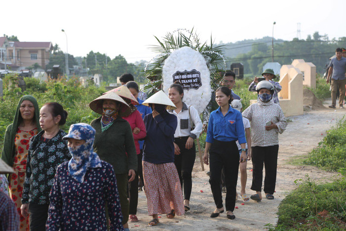 Các cơ quan đoàn thể địa phương cũng đã có mặt để đưa tiễn bé An