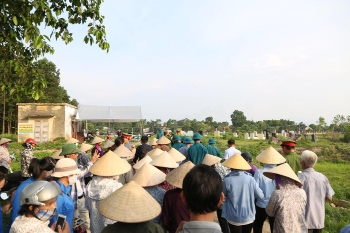 Nhiều người dân địa phương đã có mặt để đưa tiễn bé An