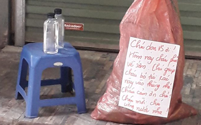 Túi rác có dán dòng chữ, nhìn kĩ mới biết đây là màn 'chuộc tội' siêu dễ thương Ảnh 2