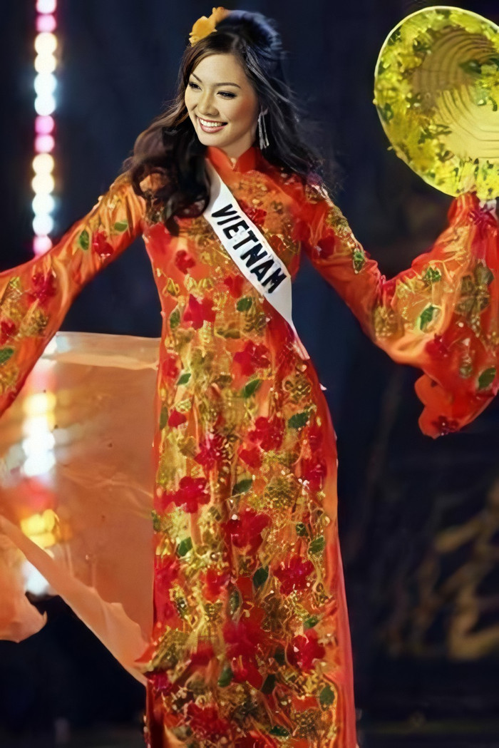 Áo dài được Hoa khôi Hà Nội Phạm Thu Hằng mang lên sân khấu Miss Universe 2005. Cô tạo điểm nhấn thêm bằng cách mang nón lá lên sân khấu trình diễn. 