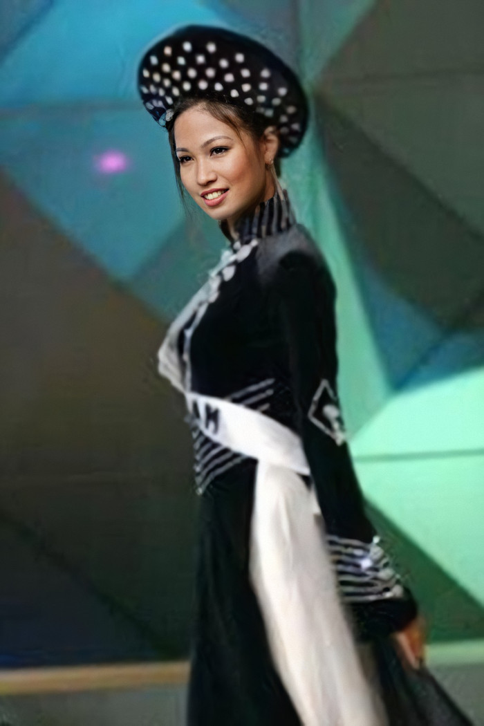 Hoàng Khánh Ngọc chính là người chị cả mở màn cho dàn hoa hậu, á hậu Việt tại Miss Universe. Tại mùa giải 2004, với danh hiệu Siêu mẫu Việt Nam mới toanh cô đã hất cẳng nhiều đối thủ khác để dành được giải phụ 'Best Catwalk'. Sự tự tin, bản lĩnh chính là điểm cộng cho sự 'Debut' của Việt Nam.