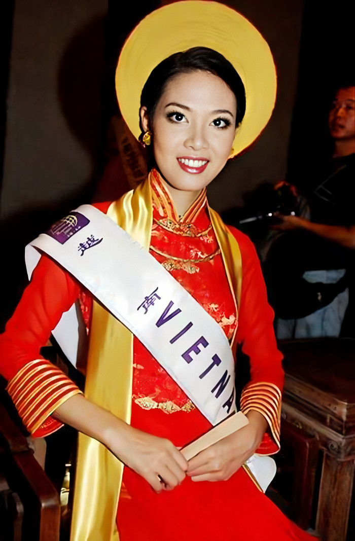 Nguyễn Ngân Hà - cô gái đầu tiên của Việt Nam tham gia Miss Earth 2003. Tại cuộc thi này, đại diện Việt Nam dành giải 'Best Hair'.