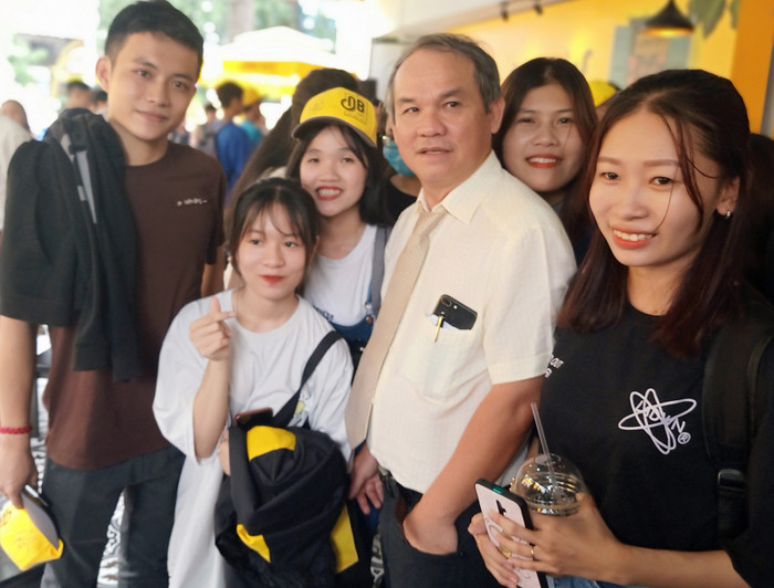 Đan Thùy (cô gái đứng cạnh bầu Đức ở bên phải) đi gần 640 cây số để ủng hộ các ông bầu.