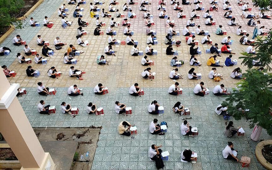 Chống gian lận thi cử, một trường THPT tại TP.HCM cho học sinh làm bài kiểm tra dưới sân trường Ảnh 2