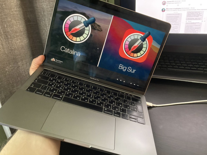 Một người dùng vui tính đóng góp cách khắc phục lỗi thiết kế của Apple là cầm nghiêng chiếc MacBook khoảng 20 độ là xong. (Ảnh: Валера в тумане)