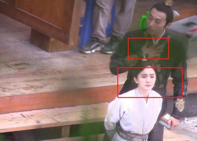 Vương Sâm vỗ ngực với biểu cảm không biết phải làm sao cho đúng khi chạm phải 'ngọn núi lửa căng thẳng' của Dương Mịch.