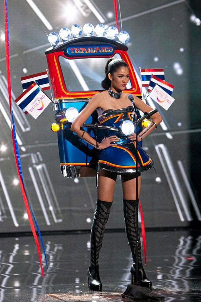 Tại Miss Universe 2015, Thái Lan một lần nữa giành giải Best National Costume với thiết kế được lấy cảm hứng từ xe Tuk Tuk. Đây là phương tiện đặc trưng của người dân đất nước này và khách du lịch mà khi nhắc đến đa số mọi người đều biết đến. Nhìn tổng thể, đại diện Thái Lan như đang lái xe trên sân khấu.