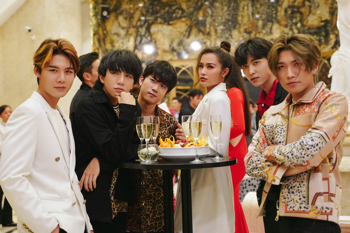 Chết cười với cảnh Trấn Thành tán tỉnh Minh Dự, 'bắn' tiếng Anh cùng Lan Ngọc trong hậu trường 'Kẻ săn tin' Ảnh 4