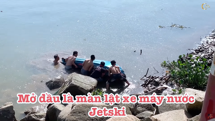 Chiếc Jetski lật úp trong quá trình thực hiện phim.