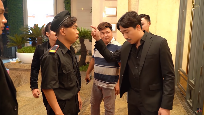 Chết cười với cảnh Trấn Thành tán tỉnh Minh Dự, 'bắn' tiếng Anh cùng Lan Ngọc trong hậu trường 'Kẻ săn tin' Ảnh 13