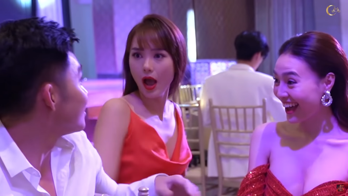 Chết cười với cảnh Trấn Thành tán tỉnh Minh Dự, 'bắn' tiếng Anh cùng Lan Ngọc trong hậu trường 'Kẻ săn tin' Ảnh 19