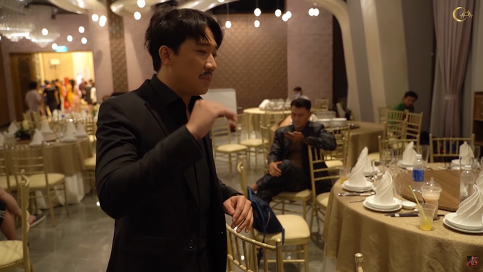 Chết cười với cảnh Trấn Thành tán tỉnh Minh Dự, 'bắn' tiếng Anh cùng Lan Ngọc trong hậu trường 'Kẻ săn tin' Ảnh 21