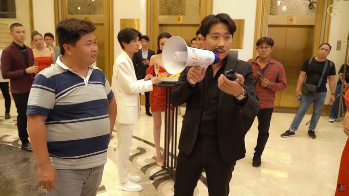 Chết cười với cảnh Trấn Thành tán tỉnh Minh Dự, 'bắn' tiếng Anh cùng Lan Ngọc trong hậu trường 'Kẻ săn tin' Ảnh 10