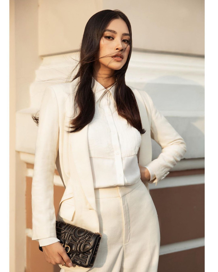 Hoa hậu Tiểu Vy đẹp thanh lịch trong thiết kế menswear.
