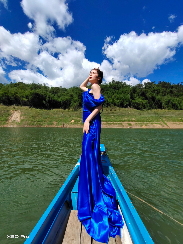 Mặc kệ nắng cháy, thuyền chông chênh, Võ Hoàng Yến tỏa sáng đúng chuẩn siêu mẫu Ảnh 9