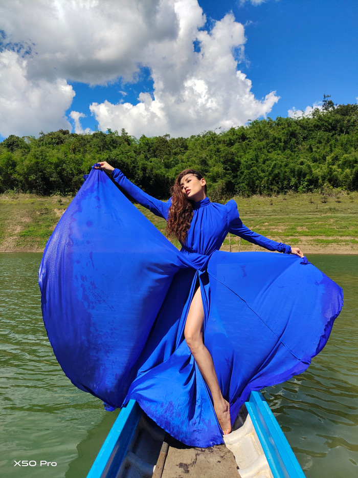 Mặc kệ nắng cháy, thuyền chông chênh, Võ Hoàng Yến tỏa sáng đúng chuẩn siêu mẫu Ảnh 5