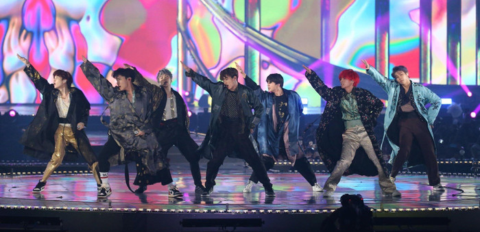BTS luôn mang lại những phần trình diễn hoành tráng dành tặng cho người hâm mộ.