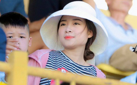 Nhật Linh ra sân cổ vũ chồng thi đấu