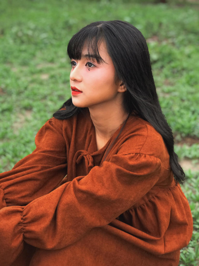 Nữ sinh Bình Thuận khiến bao người xao xuyến với khoảnh khắc mải mê làm toán trong giờ ra chơi Ảnh 9