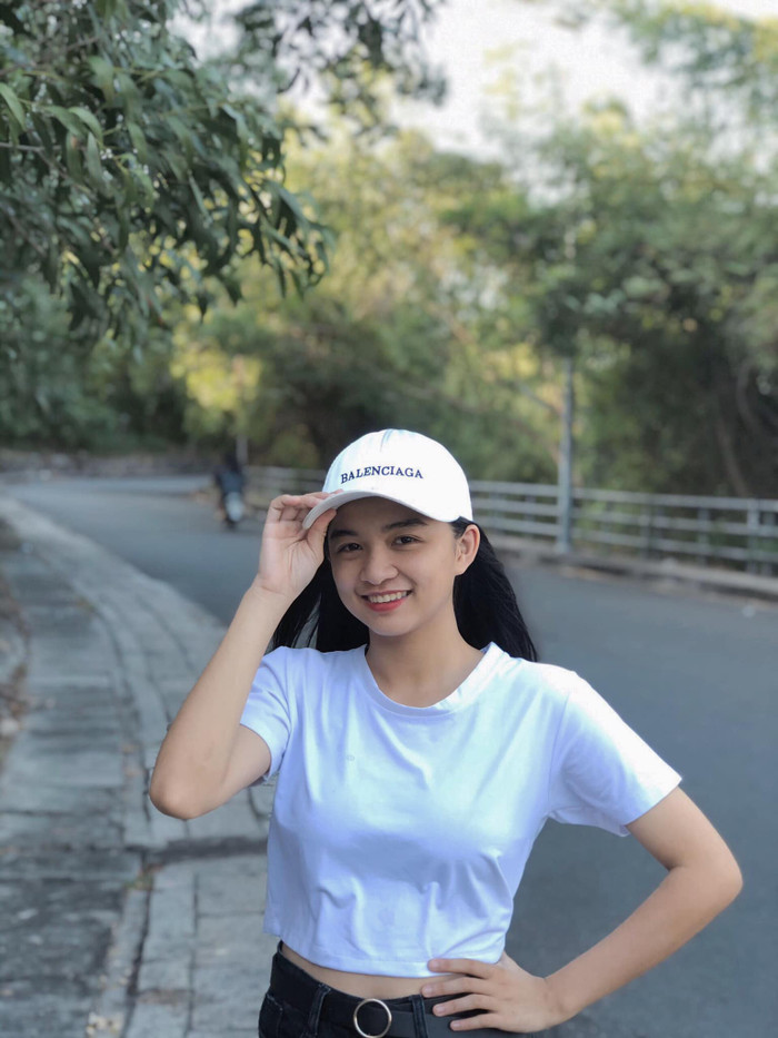 Nữ sinh Bình Thuận khiến bao người xao xuyến với khoảnh khắc mải mê làm toán trong giờ ra chơi Ảnh 4