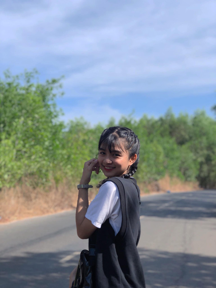 Nữ sinh Bình Thuận khiến bao người xao xuyến với khoảnh khắc mải mê làm toán trong giờ ra chơi Ảnh 12