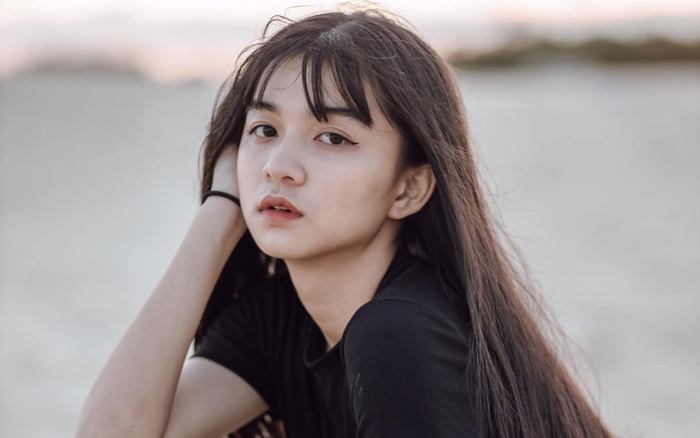 Nữ sinh Bình Thuận khiến bao người xao xuyến với khoảnh khắc mải mê làm toán trong giờ ra chơi Ảnh 2