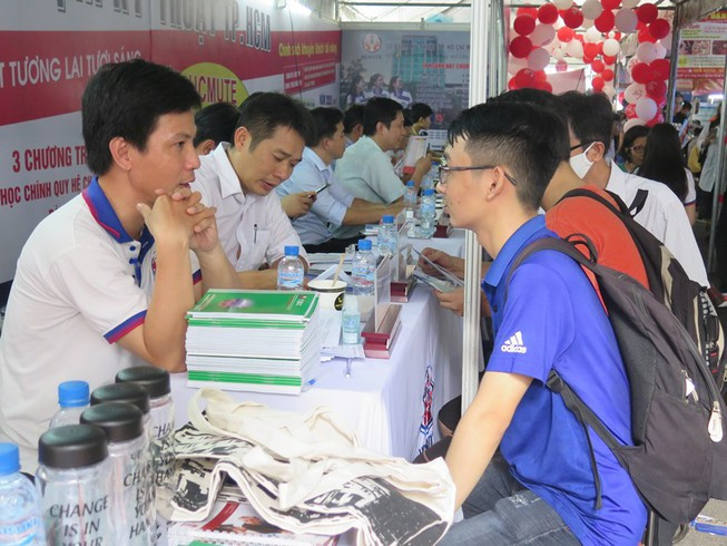 Thí sinh tìm hiểu thông tin tuyển sinh đại học năm 2020 tại TP.HCM (ảnh: PHẠM ANH)