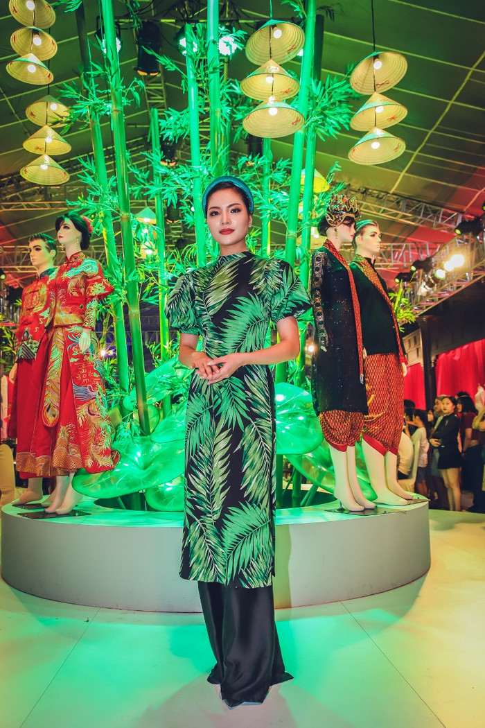 Ngọc Tình và cầu thủ Việt kiều diễn áo dài trên phố đi bộ Nguyễn Huệ Ảnh 6