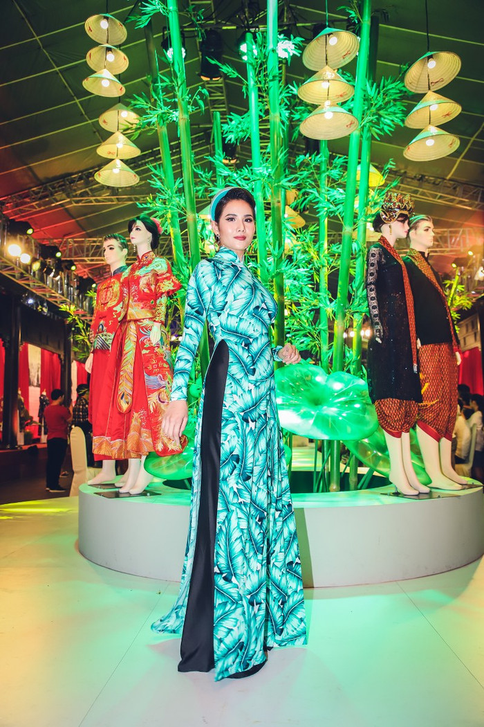 Ngọc Tình và cầu thủ Việt kiều diễn áo dài trên phố đi bộ Nguyễn Huệ Ảnh 9