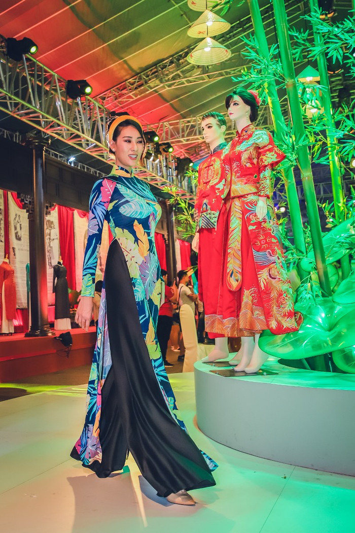 Ngọc Tình và cầu thủ Việt kiều diễn áo dài trên phố đi bộ Nguyễn Huệ Ảnh 11