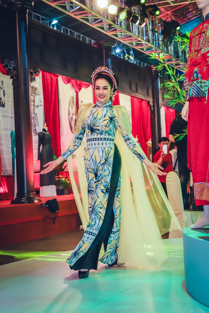 Ngọc Tình và cầu thủ Việt kiều diễn áo dài trên phố đi bộ Nguyễn Huệ Ảnh 12