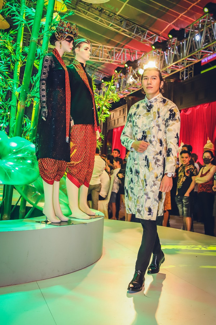 Ngọc Tình và cầu thủ Việt kiều diễn áo dài trên phố đi bộ Nguyễn Huệ Ảnh 13