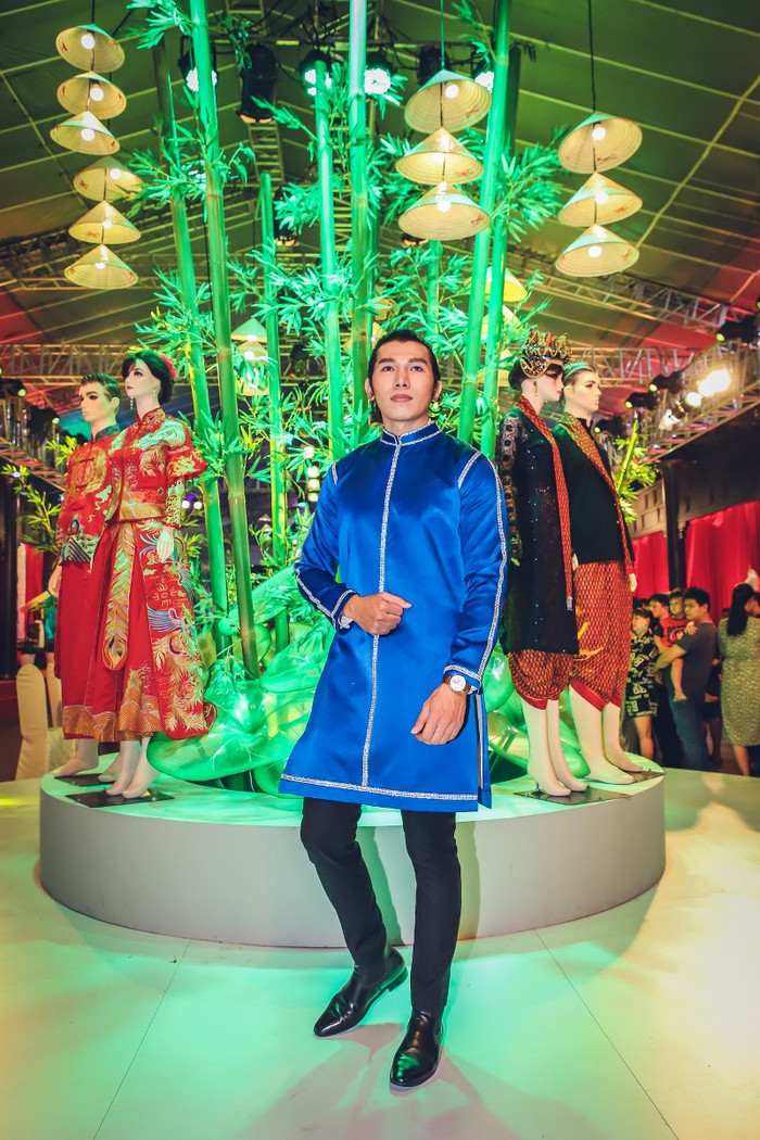 Siêu mẫu Ngọc Tình điển trai trong mẫu áo dài cách điệu