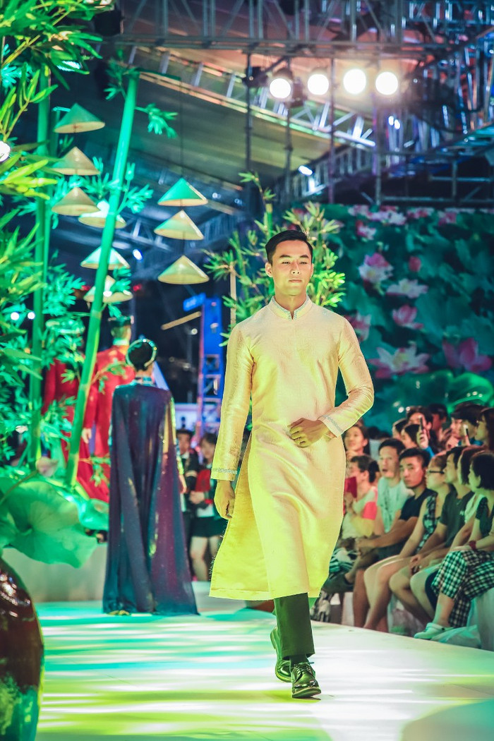 Ngọc Tình và cầu thủ Việt kiều diễn áo dài trên phố đi bộ Nguyễn Huệ Ảnh 17