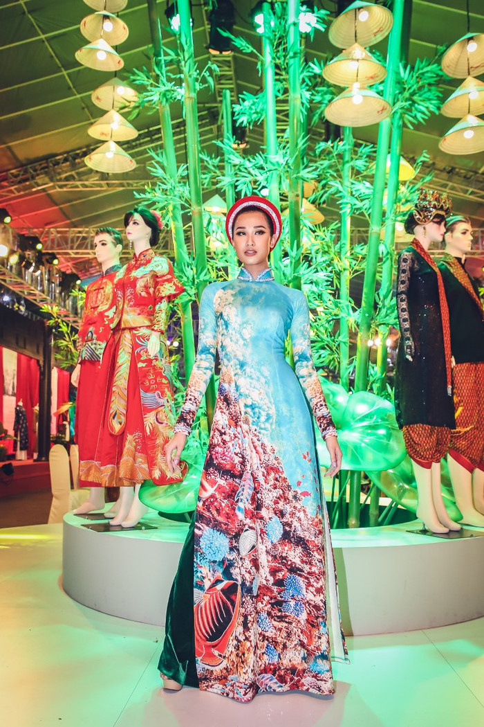 Ngọc Tình và cầu thủ Việt kiều diễn áo dài trên phố đi bộ Nguyễn Huệ Ảnh 18