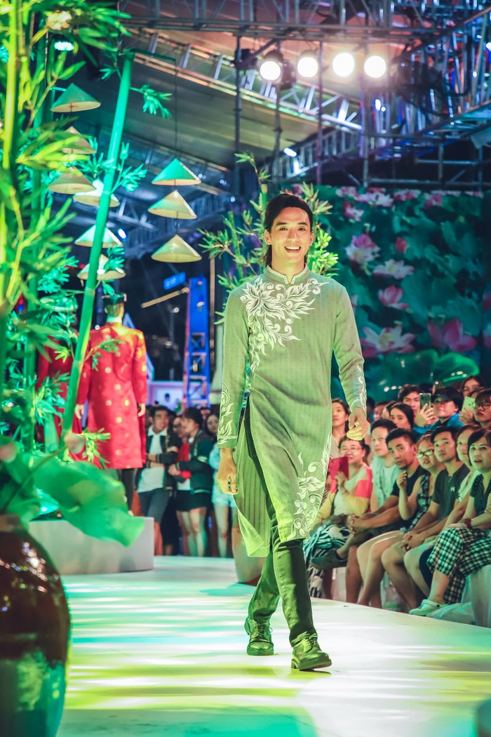 Ngọc Tình và cầu thủ Việt kiều diễn áo dài trên phố đi bộ Nguyễn Huệ Ảnh 19