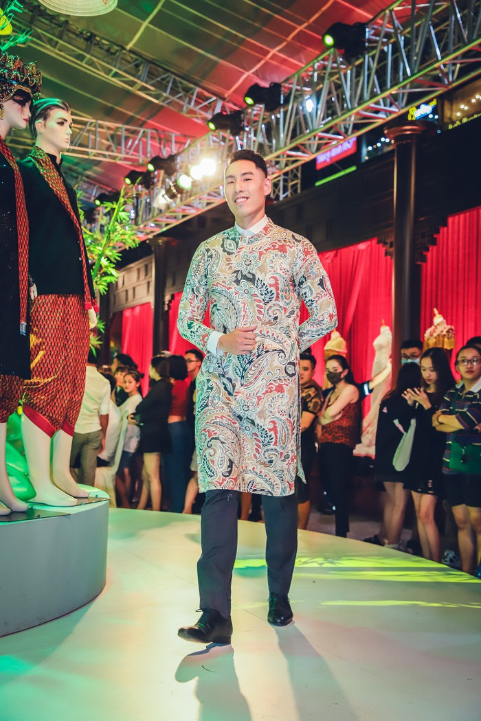 Là gương mặt đầu tiên bước ra sân khấu, Justin Young diện bộ áo dài in họa tiết hoa lá.