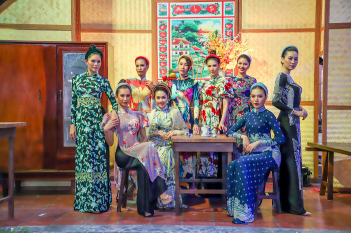 Ngọc Tình và cầu thủ Việt kiều diễn áo dài trên phố đi bộ Nguyễn Huệ Ảnh 5