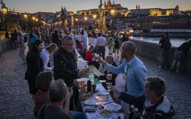 Mở bàn tiệc dài 500 mét ăn mừng thắng COVID-19 Ảnh 2