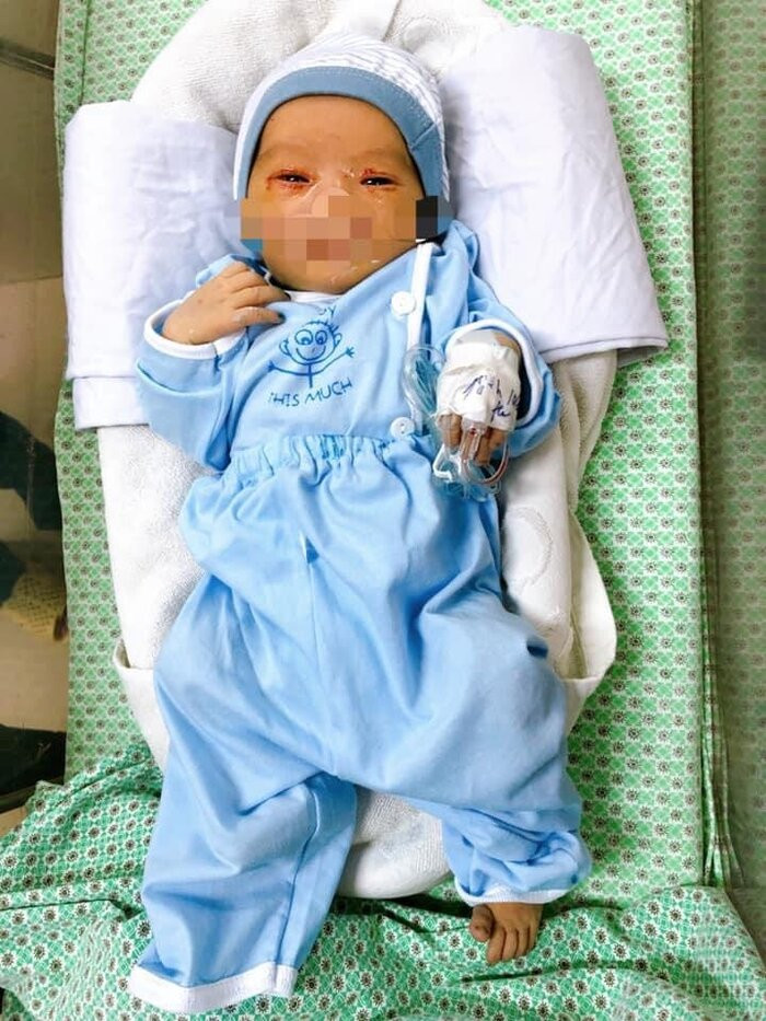 Hình ảnh bé trai tội nghiệp.