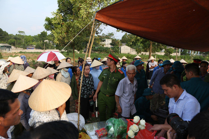 Chính quyền địa phương lo hậu sự cho cháu bé.