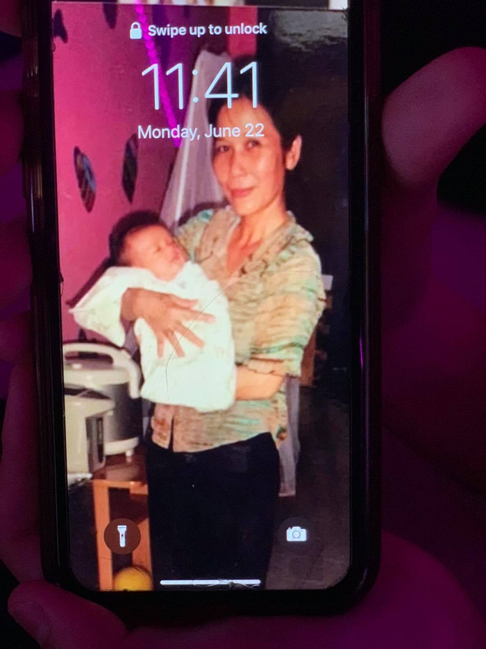 Kim Hiền cho biết, con trai cô đã tìm lại hình ảnh được bà ngoại bế cách đây 15 năm làm ảnh nền điện thoại để tưởng nhớ người bà quá cố