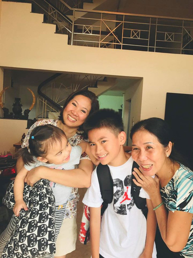 Mẹ ruột của Kim Hiền cùng cháu trai Sonic