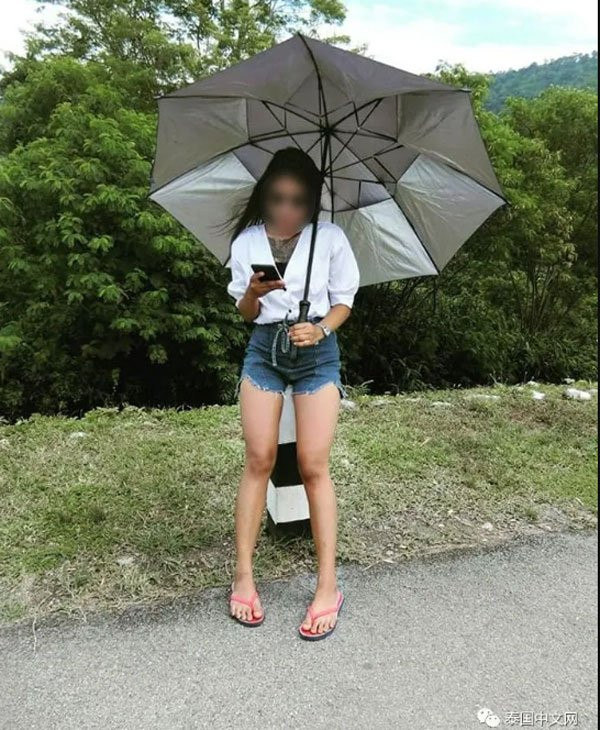 Sau vụ lùm xùm trên mạng xã hội, vợ của anh Jirayouth Theanboocha đã bị đuổi việc. 