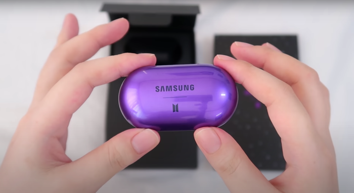Tai nghe Galaxy Buds+ BTS đi kèm. Ảnh chụp màn hình