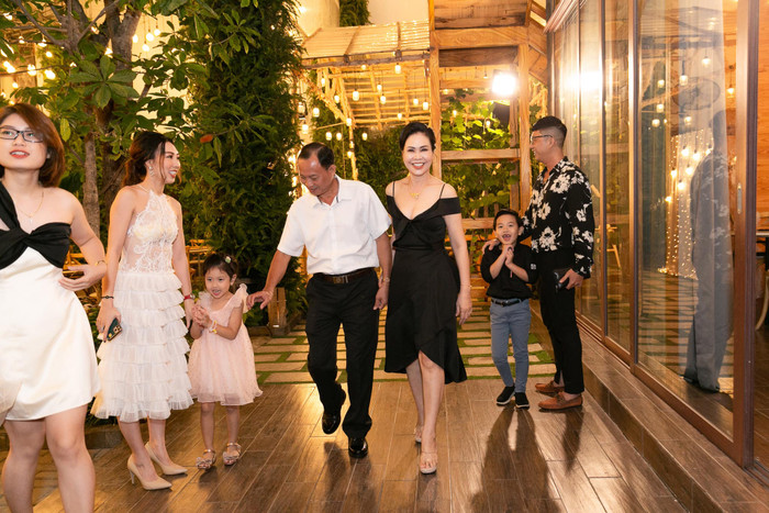 Lan Ngọc tổ chức sinh nhật sớm cho đấng sinh thành: Nhìn ba mẹ hạnh phúc mà sung sướng thực sự! Ảnh 4