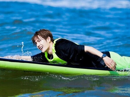 Vương Nhất Bác làm MC chương trình Cửa hàng lướt sóng mùa hè, cư dân mạng trầm trồ: 'Lấy đâu ra nhiều năng lượng vậy?' Ảnh 1