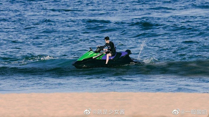 Vương Nhất Bác làm MC chương trình Cửa hàng lướt sóng mùa hè, cư dân mạng trầm trồ: 'Lấy đâu ra nhiều năng lượng vậy?' Ảnh 2