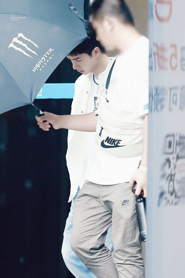 Vương Nhất Bác ghi hình Thiên thiên hướng thượng vào 1/7/2020: Mặt 'hờn cả thế giới' mà fans vẫn thấy có quá nhiều sự đáng yêu Ảnh 9